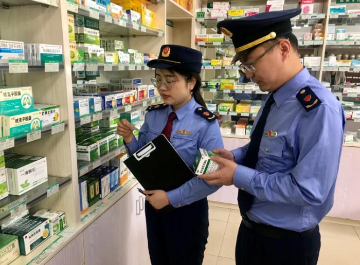 圖為該局執法人員在一家藥店檢查藥品儲存條件是否達標。