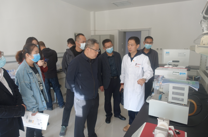 參加活動人員參觀自治區藥品檢驗研究院醫療器械實驗室