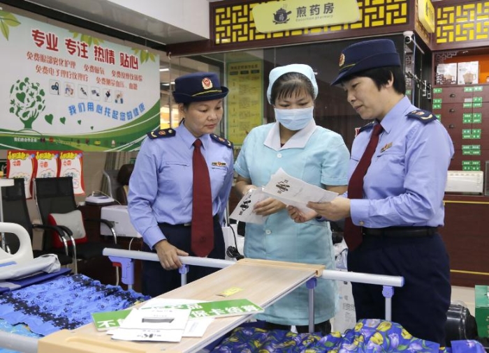 廣西防城港市深入企業(yè)檢查醫(yī)療器械經(jīng)營(yíng)企業(yè)