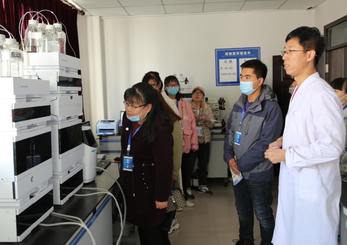 圖為四平檢查分局、四平市食藥檢所聯(lián)合舉辦“走進(jìn)檢驗(yàn)機(jī)構(gòu)，關(guān)注藥品安全”開放日活動(dòng)。