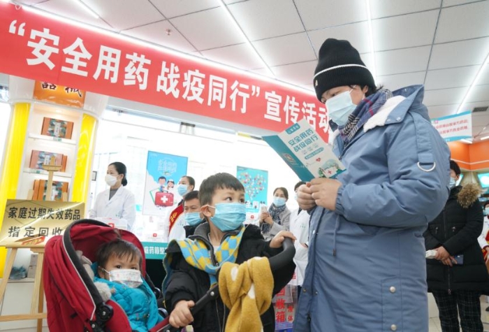 附近的居民帶著孩子來參加活動。（馬少賓攝）