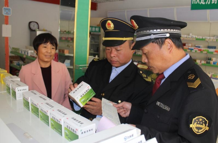 圖為該局執法人員在一藥店進行執法檢查。