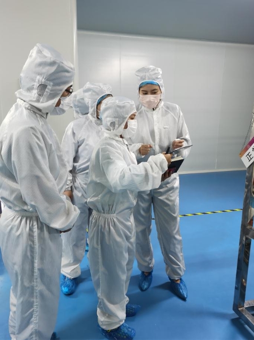 圖2：模擬檢查現(xiàn)場，檢查員查看企業(yè)生產(chǎn)記錄。國家藥監(jiān)局高研院供圖