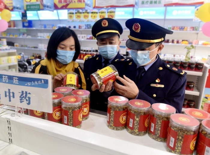 圖為該局馬鞍街道執法人員在一家藥店檢查中藥飲片銷售情況。