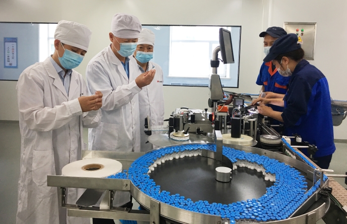 圖3為執法人員加強藥品生產企業質量及安全生產管理。