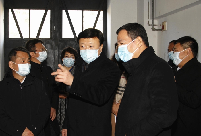 督導(dǎo)組一行在陜西醫(yī)藥控股醫(yī)療科技有限公司檢查醫(yī)用防護口罩生產(chǎn)情況