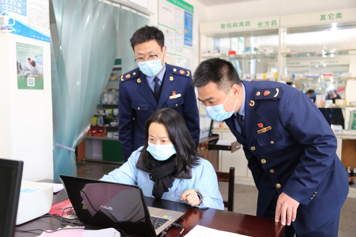 圖為執法人員在查看進貨臺賬