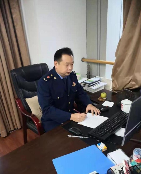 韓剛毅，現為溫州市市場監管局藥品認證檢查中心主任，從2003年開始從事醫療器械監管工作，國家級第四批醫療器械檢查員。