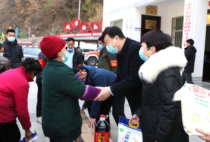 陜西省藥監局黨組書記、局長應宏鋒赴省局精準扶貧結對幫扶的石泉縣慰問調研 趙光攝