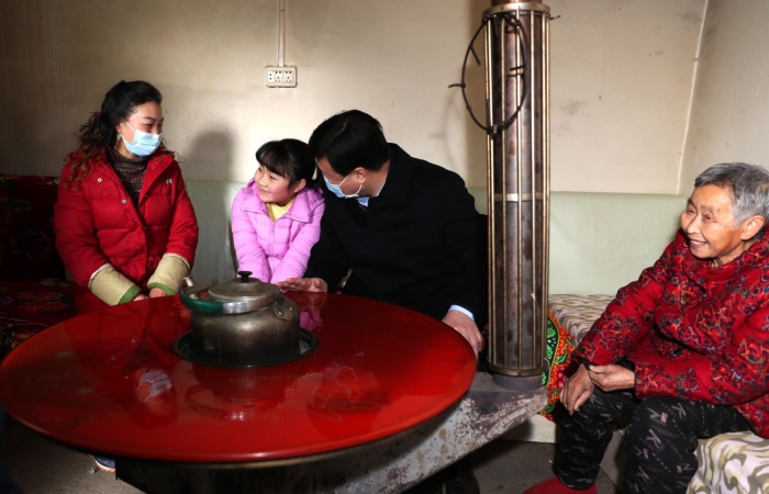 與群眾一起拉家常，談變化，深入了解生產、生活情況 趙光攝