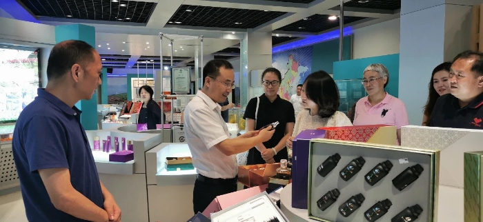 圖為吉林省藥監(jiān)局藥品安全總監(jiān)李金波（左二）調(diào)研化妝品生產(chǎn)企業(yè)。