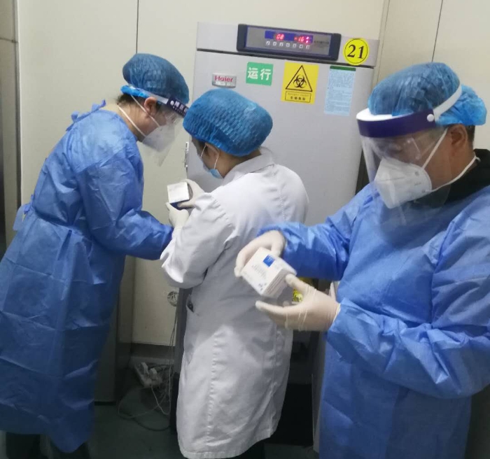 圖為執法人員檢查醫療器械經營企業情況。