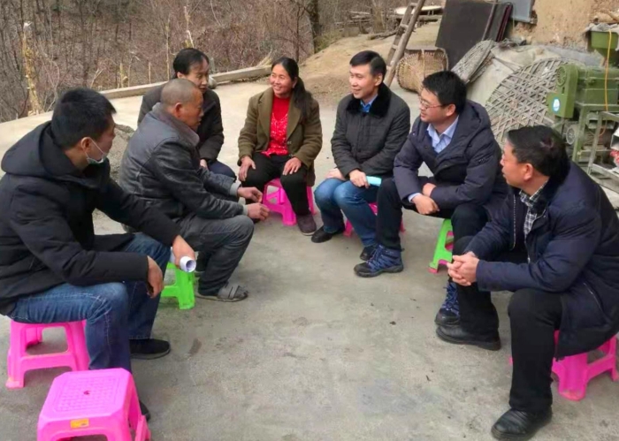 陜西省藥監(jiān)局工作人員深入曾經(jīng)幫扶過的農(nóng)戶家中深入了解其生產(chǎn)生活情況（田闖攝）