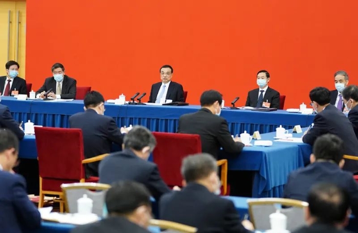3月6日，中共中央政治局常委、國務院總理李克強看望出席全國政協十三屆四次會議的經濟界委員并參加討論。新華社記者 燕雁 攝