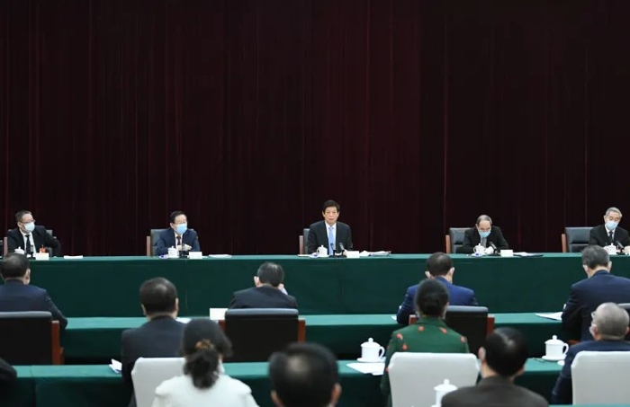 3月6日，中共中央政治局常委、全國人大常委會委員長栗戰(zhàn)書看望出席全國政協十三屆四次會議的致公黨、僑聯、對外友好界委員并參加討論。新華社記者 申宏 攝