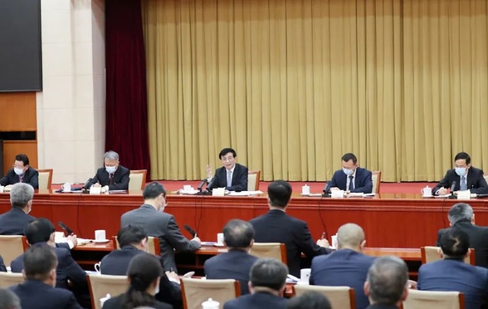 3月6日，中共中央政治局常委、中央書記處書記王滬寧看望出席全國政協十三屆四次會議的社會科學界委員并參加討論。新華社記者 丁海濤 攝