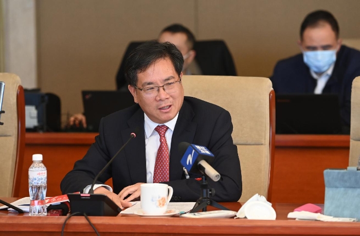 圖為丁列明代表在小組討論中發言。