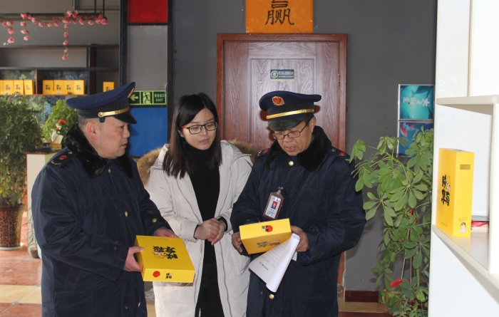 圖為該局執(zhí)法人員在一保健食品專賣店進行執(zhí)法檢查。