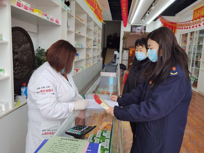 圖為執法人員檢查藥店藥品進貨渠道、采購、儲存等重點環節。