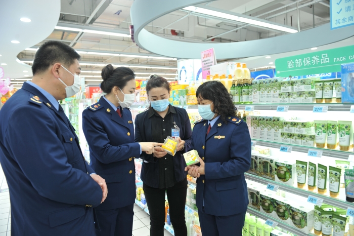 圖為該局工作人員在大型商超化妝品專柜進行檢查。