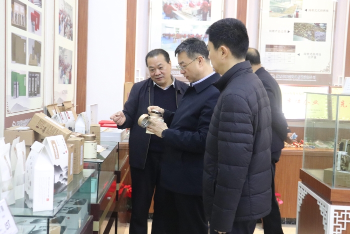 圖為調研組在企業產品展覽室了解中藥材開發等情況。