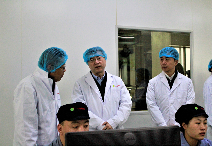 圖為調研組在企業生產車間了解企業生產情況。