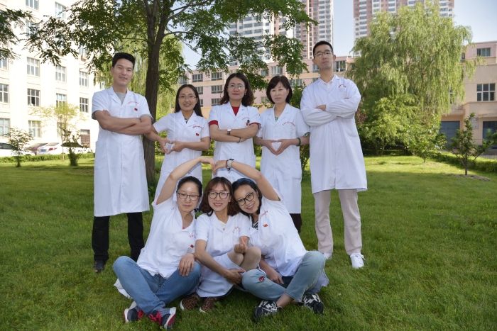 圖為青海省藥品檢驗檢測院化妝品室人員。（郭凱寧攝）