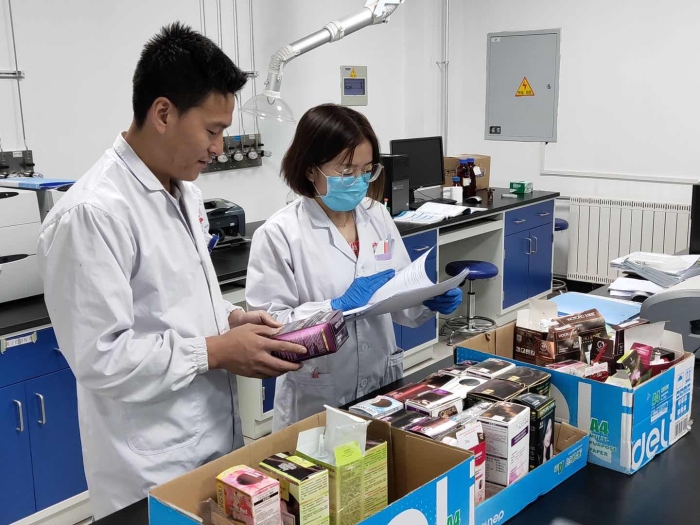 圖為實驗人員正在開展化妝品檢驗工作。（郭凱寧攝）