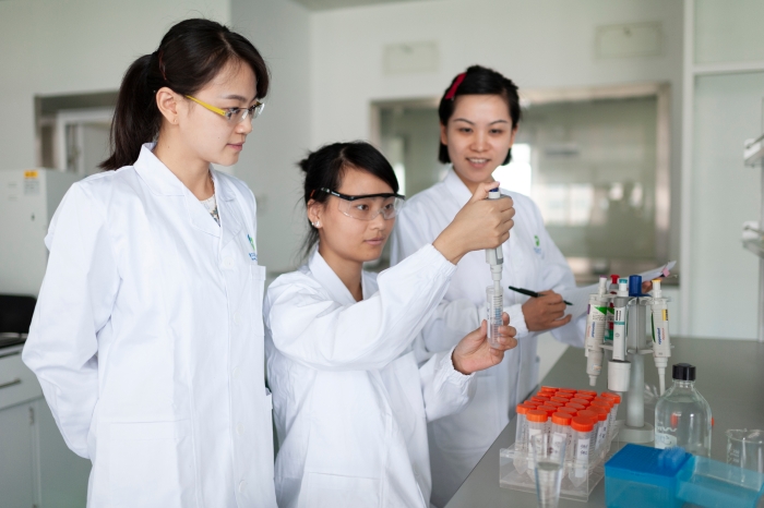 圖為工作人員開展非法添加檢驗工作。 程巧鴛 供圖 