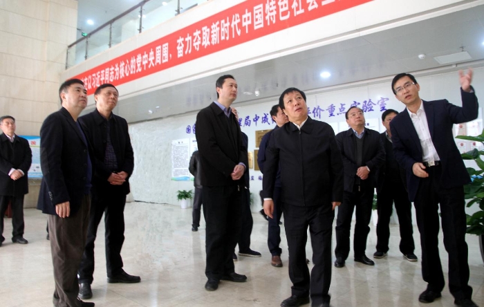 圖為孫菊生一行在重點實驗室調研