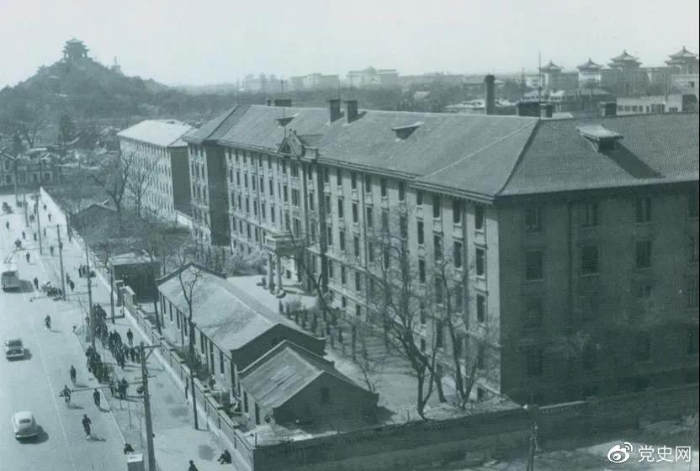 北京大學紅樓。1918年8月至1919年3月毛澤東在北京期間，曾在這里擔任圖書館助理員。