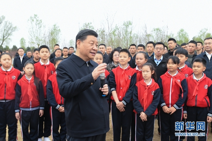 習(xí)近平在參加首都義務(wù)植樹活動(dòng)