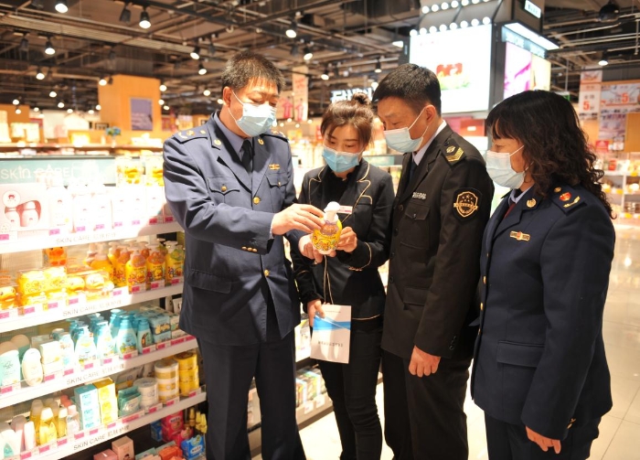 圖為該局執(zhí)法人員在大型商超兒童化妝品專柜進行檢查。