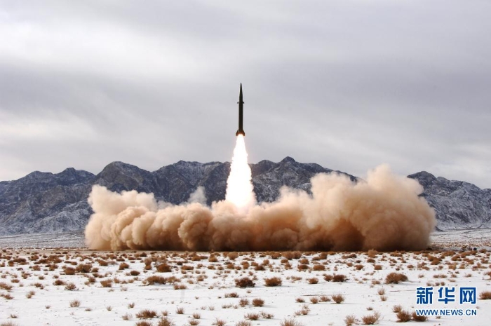 火箭軍在戈壁訓練場組織實戰化訓練，進行實彈發射（資料照片）。新華社發（王杰 攝）