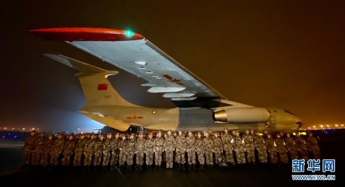2020年1月24日晚，由陸軍軍醫大學抽調精干醫務人員，組建的150人醫療隊連夜從重慶出發，飛赴武漢支援抗擊新冠肺炎疫情。這是醫療隊在重慶江北國際機場停機坪集結。新華社發
