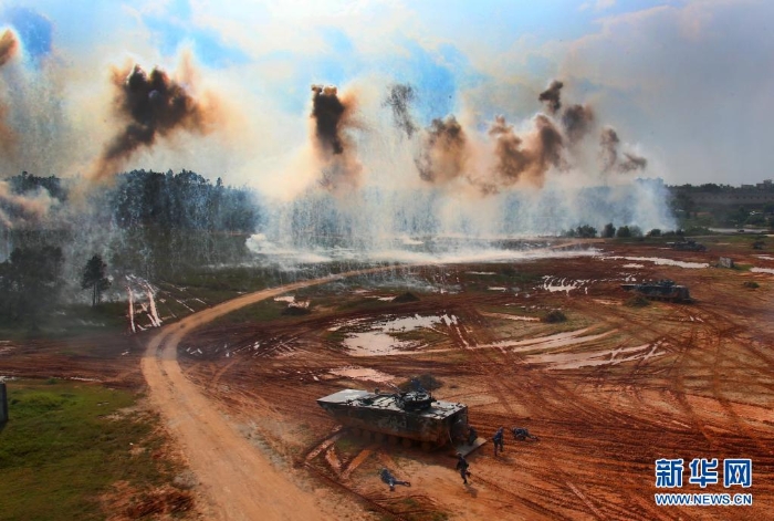 2016年9月14日，在“海上聯合-2016”軍事演習中，中俄海軍陸戰隊混編陸戰分隊對島礁防御之“敵”發起進攻。新華社記者 查春明 攝