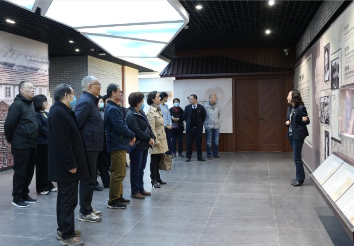 圖為老干部們參觀企業發展情況。 圖為老干部們參觀企業發展情況。