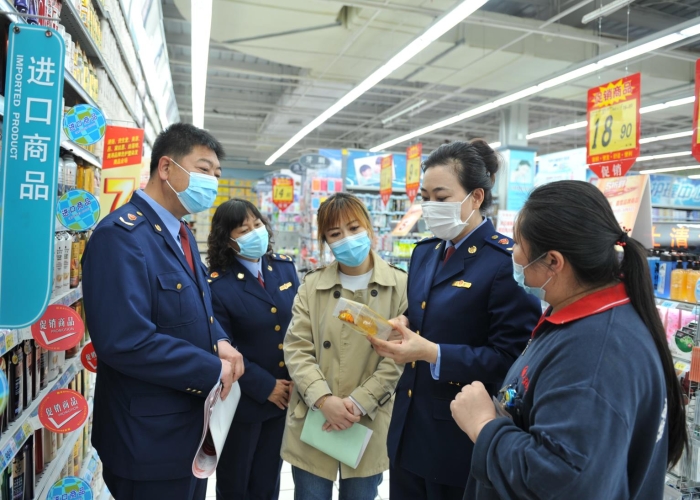 圖為該局工作人員在大型商超化妝品專柜進行監督檢查和條例宣貫。