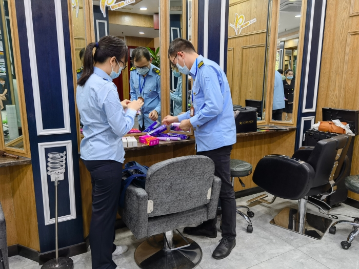 執法人員對青秀區美容美發機構的染發產品進行監督抽檢。 執法人員對青秀區美容美發機構的染發產品進行監督抽檢。