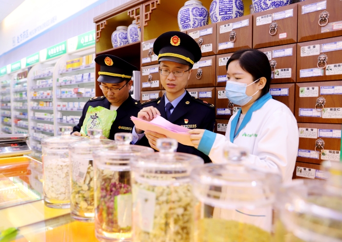 圖為5月11日該局執法人員在一家藥店現場核查中藥飲片購進驗收記錄。