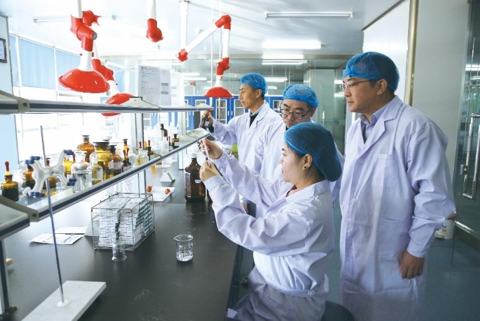 藥品監管工作人員對藥品生產企業開展現場檢查