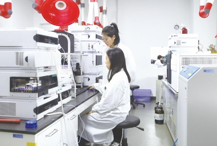 實驗室研究人員在進行化妝品檢驗方法研究