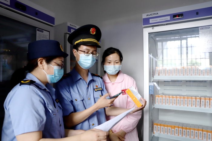 圖為5月21日該局執(zhí)法人員正在對(duì)市體育館內(nèi)接種點(diǎn)的疫苗進(jìn)行檢查。