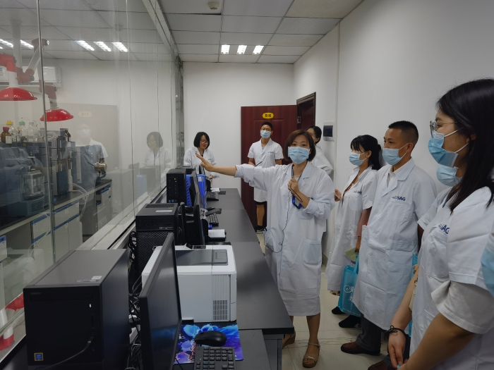圖為參觀實驗室現場。