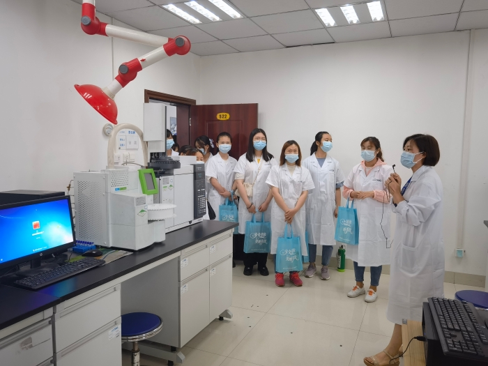 圖為參觀實驗室。