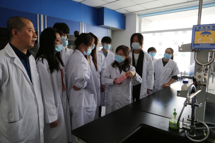 圖為工作人員講解化妝品選購知識。