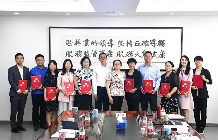 圖為專家委員獲頒聘任證書。