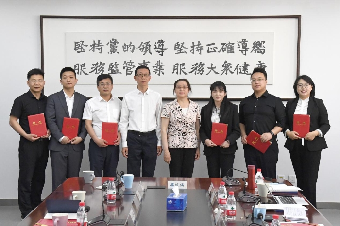 圖為特聘講師獲頒聘任證書。