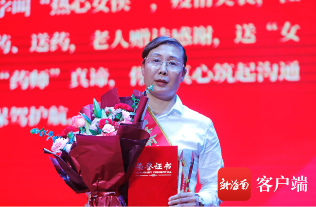 揭曉第三位最美執(zhí)業(yè)藥師——張小雙。記者 汪承賢攝