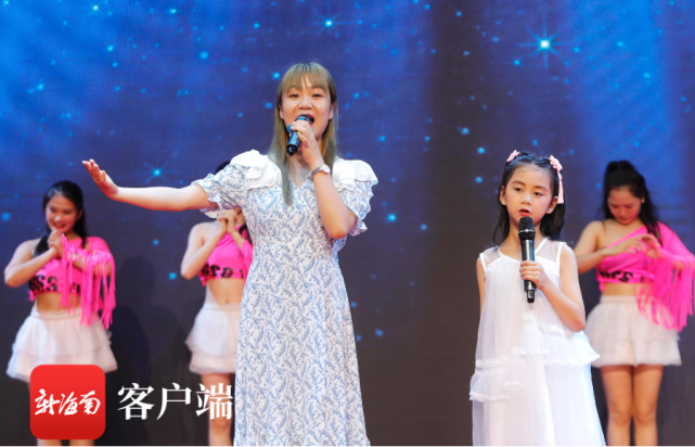 現場歌聲獻給這些最美藥師。記者 汪承賢攝